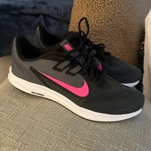 9.5 womens Nike running shoe